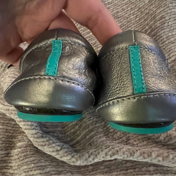 Tieks Metallic Pewter Ballet Flats Foldable Leather SZ 8 - Picture 4 of 4